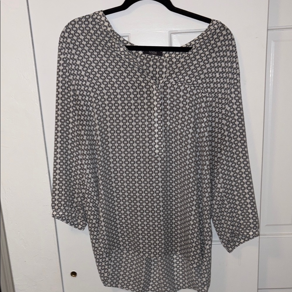 Black and white patterned 3/4 length slecrew neck flu and 3/4 length
